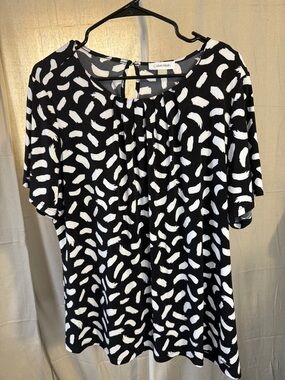 Calvin Klein Black and White Brushstroke Print Short Sleeve Blouse SZ 1x PTP 26